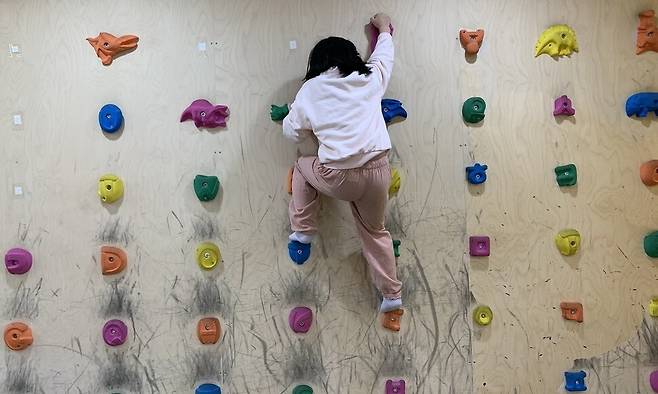 상상굴뚝놀이터 실내 클라이밍장. 종로구청 제공