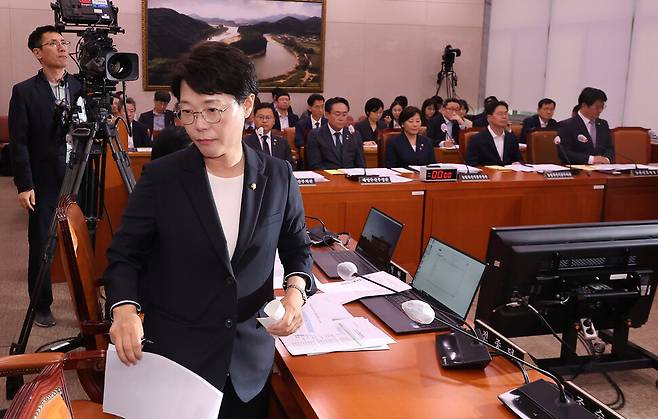 전종덕 진보당 의원(왼쪽)이 23일 국회에서 열린 농림축산식품해양수산위원회 전체회의에서 의사진행 발언을 통해 송미령 농림축산식품부 장관 유임을 비판하며 퇴장하고 있다. 연합뉴스