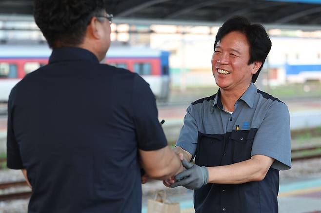 김영훈 고용노동부 장관 후보자가 23일 경북 김천역에서 ITX-마음 열차를 운행하기 전 역무원에게 축하 인사를 받고 있다. 김 후보자는 현직 한국철도공사(코레일) 기관사이며, 전 전국민주노동조합총연맹(민주노총) 위원장이다. 연합뉴스