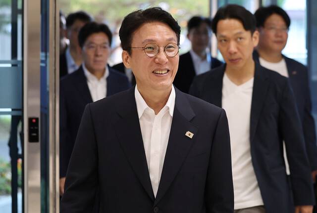 김민석 국무총리 후보자가 지난 20일 대구 수성구 대구디지털혁신진흥원에서 열린 ‘인공지능 전환(AX) 연구거점 조성을 위한 경청 간담회’에 참석하기 위해 이동하고 있다. 연합뉴스