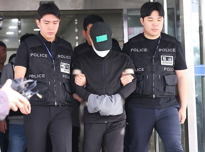 2025년 4월14일 부모와 아내, 자녀 등 일가족 5명을 살해한 50대 남성 이아무개씨가 경기도 용인동부경찰서 유치장에서 검찰로 송치되고 있다. 연합뉴스