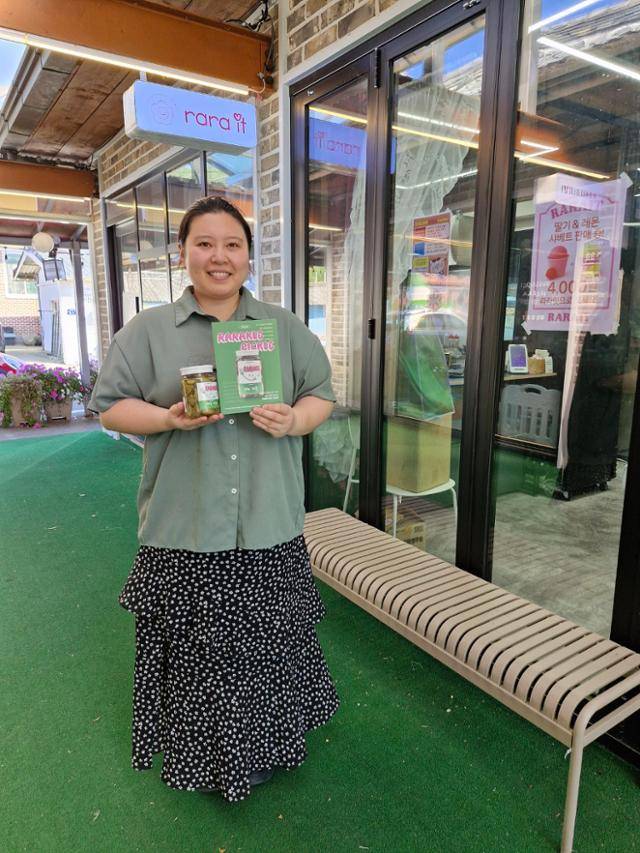 전남 강진군의 한적한 농촌 병영면에서 파스타집을 운영하며 강진산 여주 열매로 피클을 만드는 임고은씨가 자신의 상품을 소개하고 있다. 강진=박민식 기자