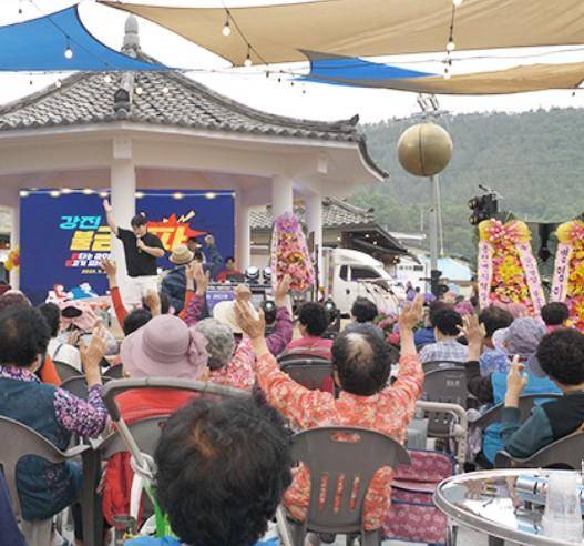 전남 강진군 병영면에서 주말마다 열리는 '불금불파' 행사에서 마을 주민들이 공연을 보며 즐거워하고 있다. 강진군 제공
