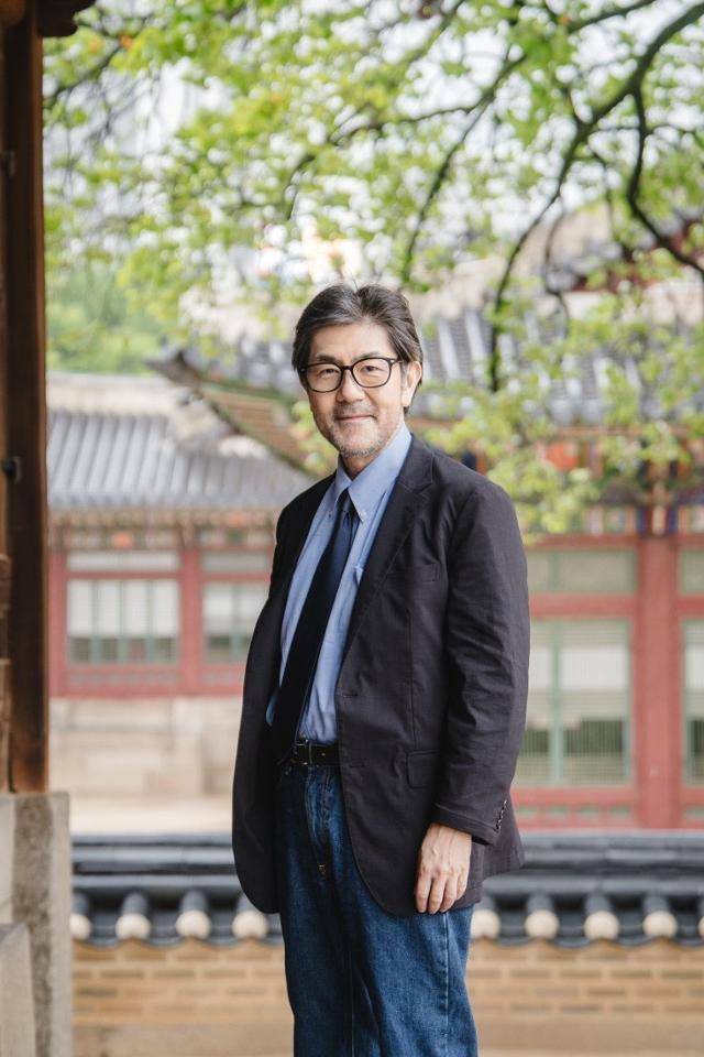 사회파 추리소설의 모범인 '13계단'으로 데뷔한 일본 소설가 다카노 가즈아키가 신작 '죽은 자에게 입이 있다' 출간을 기념해 방한했다. 황금가지 제공