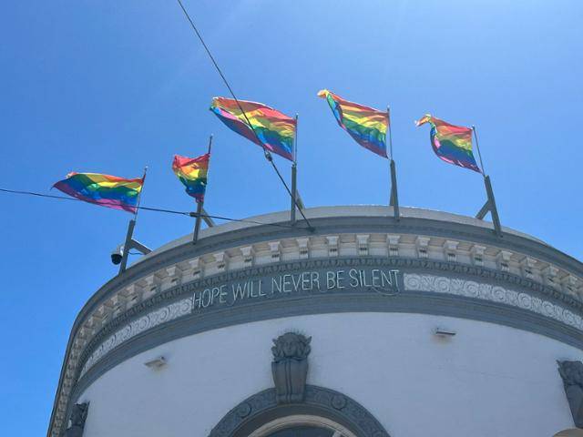 지난 18일 미국 캘리포니아주 샌프란시스코 캐스트로 지구의 한 건물에 '희망은 결코 침묵하지 않는다'는 문구가 붙어 있다. 미국 최초 성소수자 정치인 하비 밀크의 명언이다. 건물 위에는 무지개 깃발들이 나부끼고 있다. 샌프란시스코=이서희 특파원
