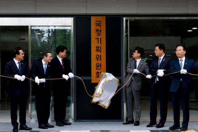 이한주(왼쪽 세 번째) 국정기획위원장과 진성준, 김용범, 방기선 부위원장 등이 16일 서울 종로구 정부서울청사 창성동 별관에서 국정기획위원회 현판식을 열고 있다. 공동취재단