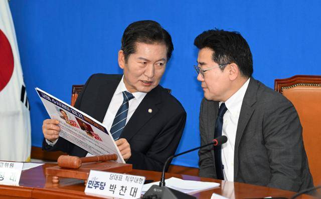 지난해 7월 5일 박찬대(오른쪽) 당시 더불어민주당 원내대표와 정청래 당시 법제사법위원장이 국회에서 최고위원회의에 참석해 대화하고 있다. 정다빈 기자