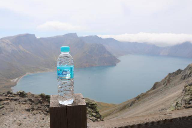 농심 백산수가 백두산 천지에 놓여 있다. 농심 제공