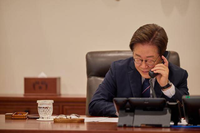 이재명 대통령은 23일 오전 서울 용산 대통령실청사에서 안와르 이브라힘 말레이시아 총리와 전화 통화를 하고 있다. 대통령실 제공