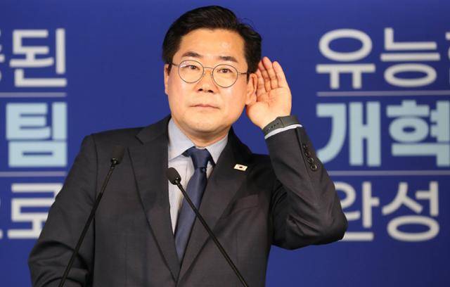 박찬대 더불어민주당 의원이 23일 서울 여의도 중앙당사에서 당대표 출마 선언을 마친 뒤 취재진의 질문을 경청하고 있다. 고영권 기자