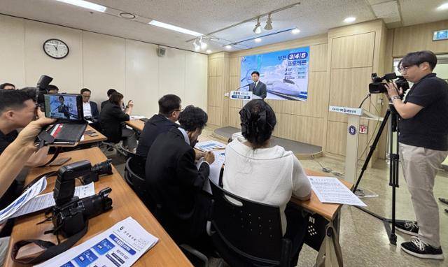 조용익 경기 부천시장이 23일 시청 브리핑룸에서 민선 8기 3주년 기자회견을 하고 있다. 이환직 기자