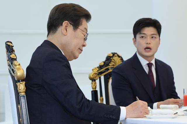 이재명 대통령이 22일 서울 한남동 대통령 관저에서 열린 여야 지도부와의 오찬 도중 김용태(오른쪽) 국민의힘 비상대책위원장의 발언을 듣고 있다. 뉴시스
