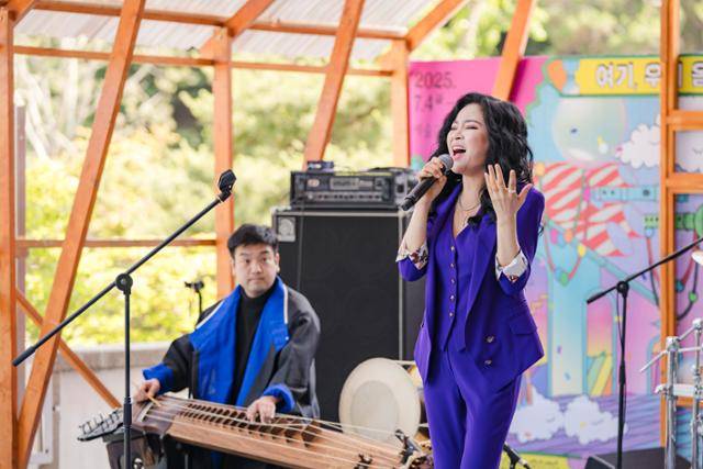 재즈 보컬리스트 웅산이 11일 여우락 페스티벌에서 열창하고 있다. 국립극장 제공