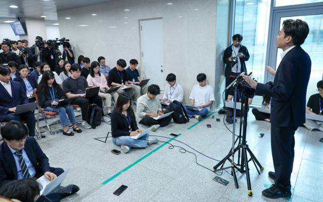 이준석 개혁신당 의원이 지난달 30일 서울 여의도 국회 소통관에서 자신을 국회에서 제명시키는 징계안이 제출된 것과 관련해 긴급 기자회견을 하고 있다. 뉴스1