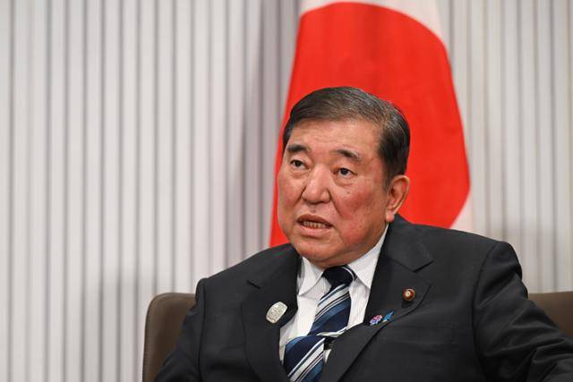 이시바 시게루 일본 총리가 17일 캐나다 앨버타주 캐내내스키스 주요 7개국(G7) 정상회의장에서 열린 앤서니 앨버니지 호주 총리와의 정상회담에서 발언하고 있다. 캐내내스키스=EPA 연합뉴스