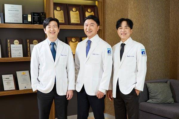 ​올해 개원 25주년을 맞은 드림성모안과 의료진./사진=드림성모안과 제공