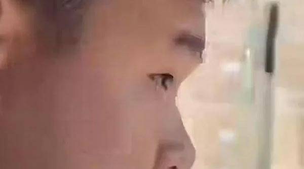 눈을 최대한 부릅뜬 리씨./사진=시나닷컴