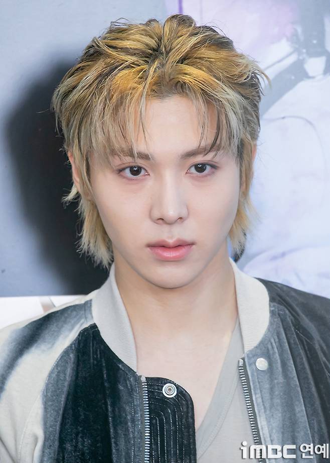 올데이프로젝트 멤버 우찬 클로즈업 이미지 - 금발 헤어와 무표정