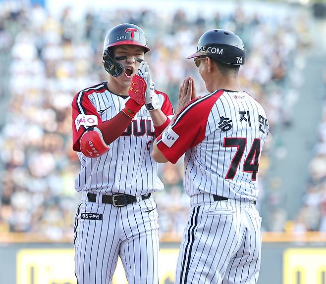 <yonhap photo-3880=""> 기도(?) 통한 박해민 (서울=연합뉴스) 류영석 기자 = 22일 잠실야구장에서 열린 프로야구 2025 KBO리그 두산 베어스와 LG 트윈스의 경기. 3회말 1사 1,3루 상황에서 LG 박해민이 우익수 앞 1타점 적시타를 친 뒤 세리머니를 하고 있다. 2025.6.22 ondol@yna.co.kr/2025-06-22 18:10:30/ <저작권자 ⓒ 1980-2025 ㈜연합뉴스. 무단 전재 재배포 금지, AI 학습 및 활용 금지></yonhap>