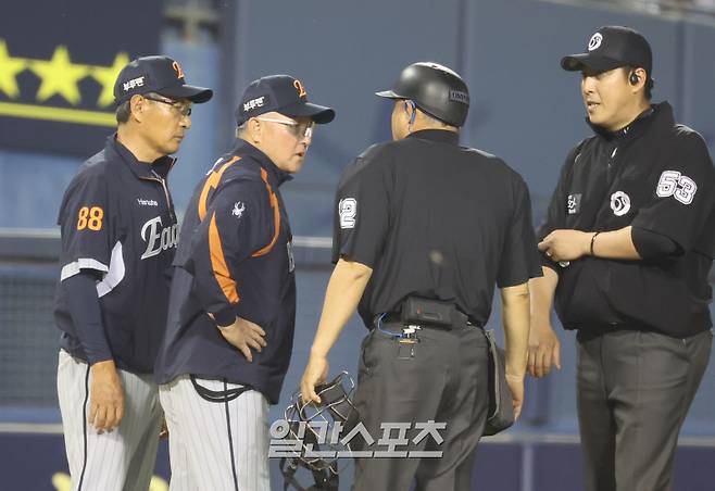 27일 오후 잠실야구장에서 열린 2025 프로야구 한화와 LG 경기. 한화 김경문 감독이 7회 LG 이영빈의 체크스윙 관련 항의하고 있다. 잠실=정시종 기자 capa@edaily.co.kr /2025.05.27.