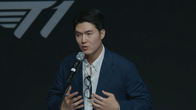 안웅기 T1 COO가 지난 21일 서울 강남 가빈아트홀에서 열린 간담회에서 팬들의 질문에 답하고 있다. 유튜브 캡처