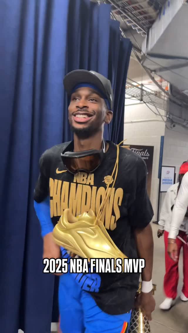 23일 오클라호마 길저스-알렉산더가 NBA 파이널 7차전에서 이기며 우승한 뒤 미소를 지으며 라커룸으로 향하고 있다. 그는 올 시즌 정규리그 득점왕, MVP, 그리고 파이널 MVP를 석권했다. 사진=NBA