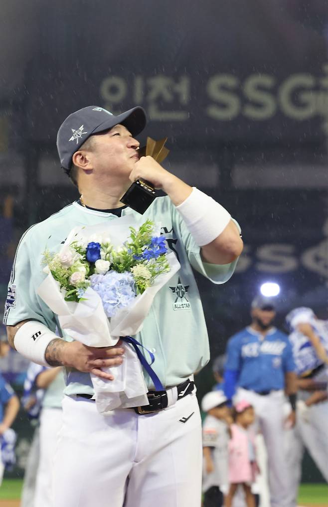 6일 오후 인천 SSG랜더스필드에서 열린 ‘KBO리그 올스타전’ 나눔 올스타가 4-2 승리했다. 경기 종료 후 시상식에서 최형우가 미스터 올스타를 수상하고 트로피에 입을 맞추고 있다. 인천=정시종 기자 capa@edaily.co.kr /2024.07.06.