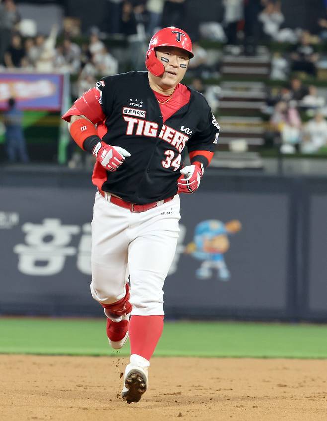 20일 오후 수원 KT위즈파크에서 열린 2025 프로야구 KIA와 KT 경기. KIA 최형우가 6회 우중간 2점 홈런을 날리고 그라운드를 돌고 있다. 수원=정시종 기자 capa@edaily.co.kr /2025.05.20.