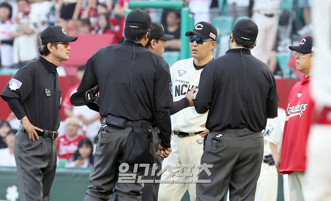 22일 오후 인천 SSG 랜더스필드에서 열린 2025 프로야구 KIA 와 SSG경기. 7회 SSG 에레디아가 안타를 기록한 뒤 퇴장당하자 이숭용 감독이 그라운드로 나와 심판에게 어필하고 있다. 인천=정시종 기자