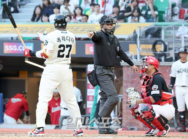 22일 오후 인천 SSG 랜더스필드에서 열린 2025 프로야구 KIA 와 SSG경기. 7회 SSG 에레디아가 함지웅 구심으로부터 피치클록 위반을 지적당하고 있다. 인천=정시종 기자