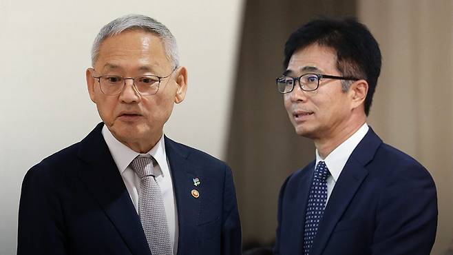 문화체육관광부 유인촌 장관과 우상일 전 예술국장 [자료사진]