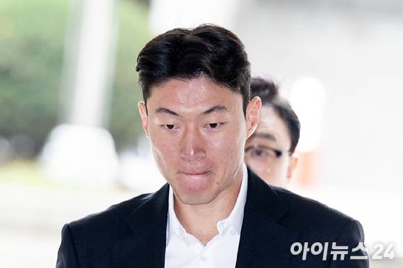 축구선수 황의조가 지난해 10월 16일 서울 서초구 서울중앙지법에서 열린 불법촬영 등 혐의 1심 1차공판에 출석하고 있다. [사진=공동취재단]