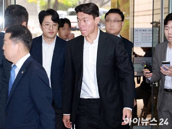 축구선수 황의조가 지난해 10월 16일 서울 서초구 서울중앙지법에서 열린 불법촬영 등 혐의 1심 1차공판에 출석하고 있다. [사진=공동취재단]