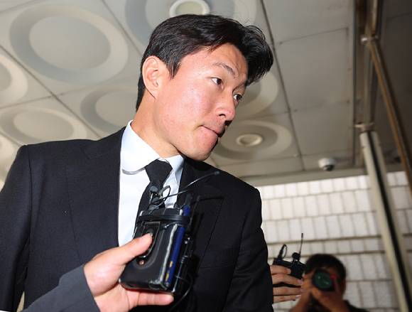 불법 촬영 혐의로 1심에서 징역 1년에 집행유예 2년을 선고받은 축구선수 황의조가 지난 19일 서울 서초구 서울고등법원에서 열린 2심 첫 공판에 출석하고 있다. [사진=연합뉴스]