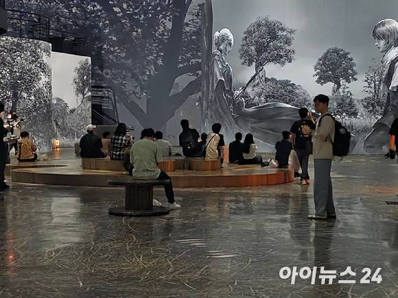 23일 서울 광진구 워커힐호텔 빛의 시어터에서 '로스트아크 미디어아트전: 빛의 여정'이 개최된 가운데 관람객들이 중앙 미디어아트 상영관에서 로스트아크 관련 영상을 감상하고 있다. [사진=박정민 기자]