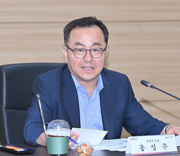 홍성주 대구시 경제부시장이 대구국제공항 국제선 활성화 전략회의를 주재하고 있다 [사진=대구시]