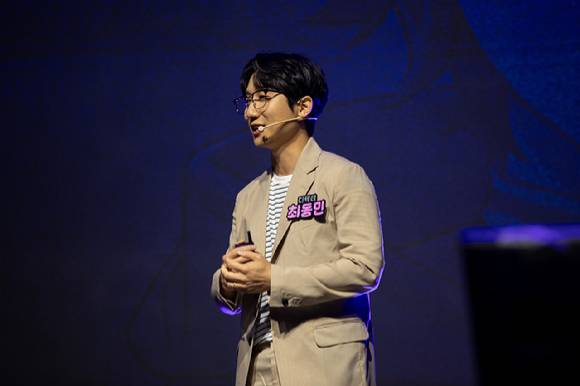 최동민 새 마비노기 디렉터가 지난 21일 일산 킨텍스에서 열린 마비노기 21주년 판타지 파티 'NEW RISE'에서 여름 업데이트를 발표하고 있다. [사진=넥슨]