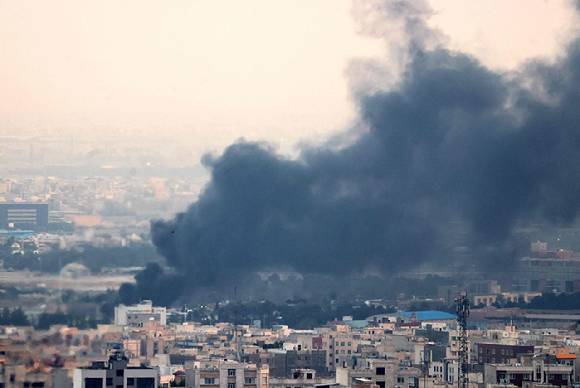 지난 16일(현지시간) 이란의 테헤란 남서부에서 발생한 폭발로 인한 연기가 치솟고 있는 모습. [사진=AFP/연합뉴스]