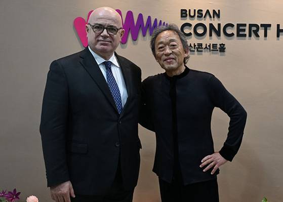 22일 부산콘서트홀에서 함께 포즈를 취한 정명훈 예술감독(오른쪽)과 라 스칼라 극장의 오르톰비나 극장장. 정 감독은 2027년 라 스칼라 음악감독으로 부임한다. [사진 부산콘서트홀]