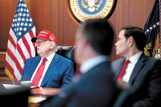 도널드 트럼프 미국 대통령이 21일(현지시간) 백악관 상황실에서 마코 루비오 국무장관 등과 함께 미군의 이란 핵시설 3곳에 대한 공습작전을 지켜보고 있다. 〈EPA=연합뉴스〉