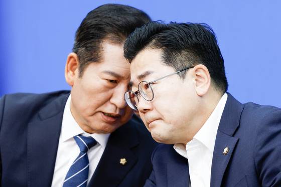 정청래 더불어민주당 의원(왼쪽)과 박찬대 민주당 의원(오른쪽). 뉴스1