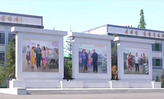 북한 조선중앙TV는 지난 21일 김일성ㆍ김정일ㆍ김정은의 모습을 형상한 모자이크 벽화가 김정숙평양제사공장에 설치된 영상을 내보냈다. 조선중앙TV=연합뉴스