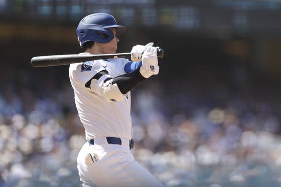 7회 무사 만루 찬스에서 3루타를 때려내는 오타니. AP=연합뉴스