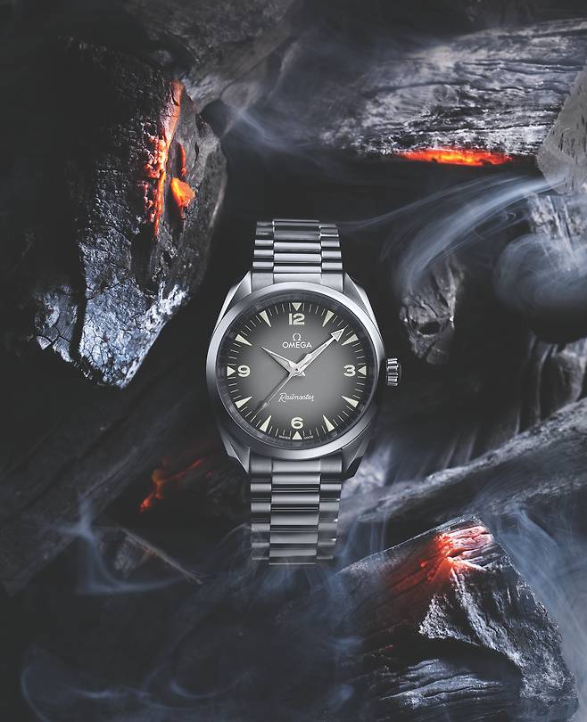 최근 시계 트렌드인 '소형화'를 반영해, 케이스 크기를 지름 38mm로 완성했다. 사진 김흥수 작가