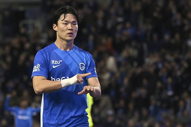 벨기에 헹크 공격수 오현규가 시계 세리머니 포즈를 취하고 있다. 출전 시간이 적어도 구애 받지 않고 또 해냈다는 의미다. [AP=연합뉴스]