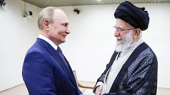 지난 2022년 7월 19일(현지시간) 이란 최고지도자 아야톨라 세예드 알리 하메네이(오른쪽)와 블라디미르 푸틴 러시아 대통령이 테헤란에서 만나 악수하고 있다. AFP=뉴스1