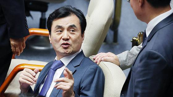 안규백 더불어민주당 의원이 5일 국회 본회의장에서 의원들과 대화하고 있다. 임현동 기자/20250605