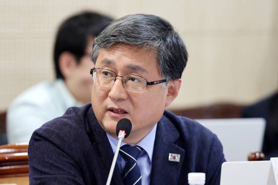 지난해 10월 김성환 더불어민주당 의원이 전남 나주시 한국전력공사 본사에서 열린 산업통산자원중소벤처기업위원회 국정감사에서 질의하고 있다. 연합뉴스