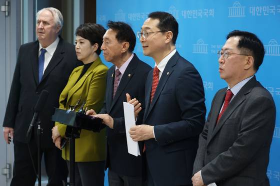 국회 외교통일위원회 소속 국민의힘 김건 의원 등이 23일 오전 서울 여의도 국회 소통관에서 '이재명 대통령의 나토 정상회의 불참은 잘못된 결정'이라며 성명서를 발표한 뒤 취재진의 질문에 답하고 있다. 뉴스1