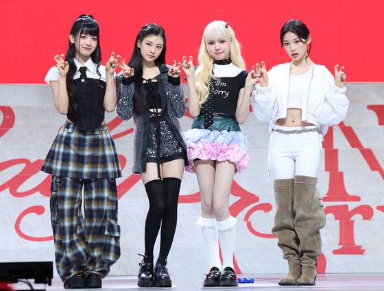 그룹 Baby DONT Cry(베이비돈크라이) 쿠미(왼쪽부터)와 이현, 미아, 베니가 23일 서울 용산구 블루스퀘어에서 가진 데뷔 싱글 'F Girl(에프걸)' 발매 쇼케이스에서 포즈를 취하고 있다. 뉴스1